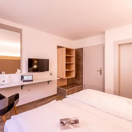 Zur Post Hotel&tiny